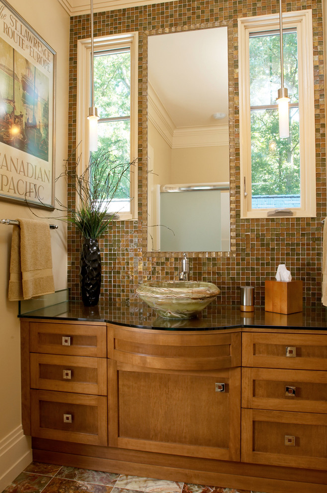 Idee per un'ampia stanza da bagno con doccia tradizionale con lavabo a bacinella, ante in stile shaker, ante in legno scuro, piastrelle multicolore, piastrelle di vetro, pareti beige, pavimento in marmo e top in vetro