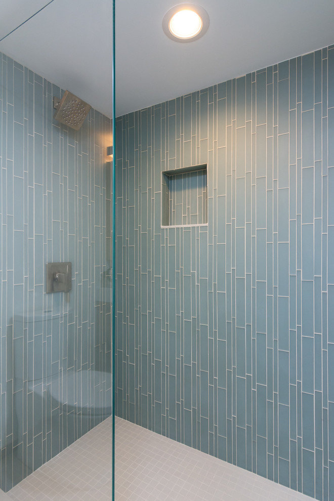 Aménagement d'une petite salle de bain contemporaine en bois clair avec un placard à porte plane, un carrelage bleu, un carrelage en pâte de verre, un mur blanc, un sol en carrelage de porcelaine, un lavabo intégré, un plan de toilette en quartz modifié et un sol gris.