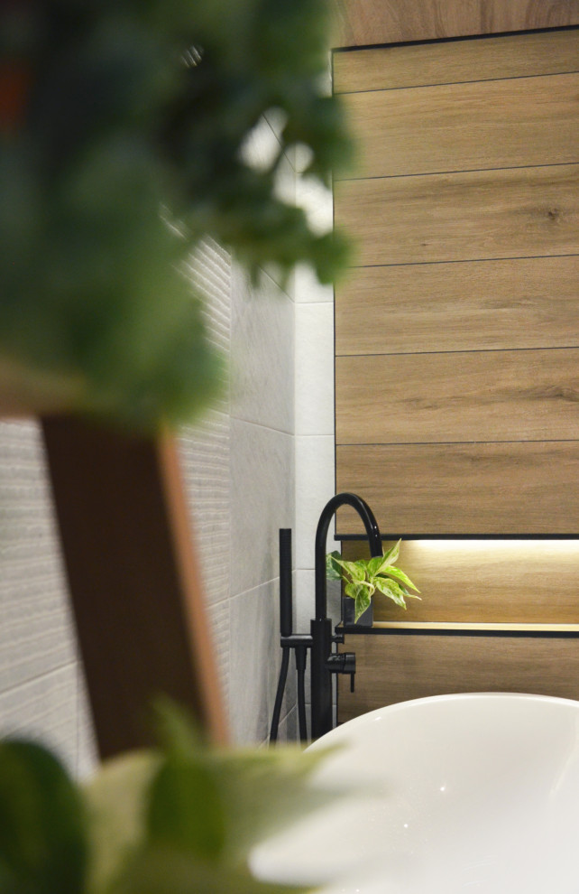 Стильный дизайн: маленькая детская ванная комната в стиле модернизм с серыми фасадами, отдельно стоящей ванной, душем над ванной, инсталляцией, серой плиткой, керамической плиткой, серыми стенами, полом из керамической плитки, настольной раковиной, столешницей из плитки, серым полом, открытым душем, коричневой столешницей, тумбой под одну раковину, подвесной тумбой и многоуровневым потолком для на участке и в саду - последний тренд