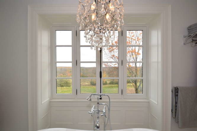 На фото: большая главная ванная комната в стиле кантри с ванной на ножках, угловым душем, белой плиткой, каменной плиткой, белыми стенами и мраморным полом с
