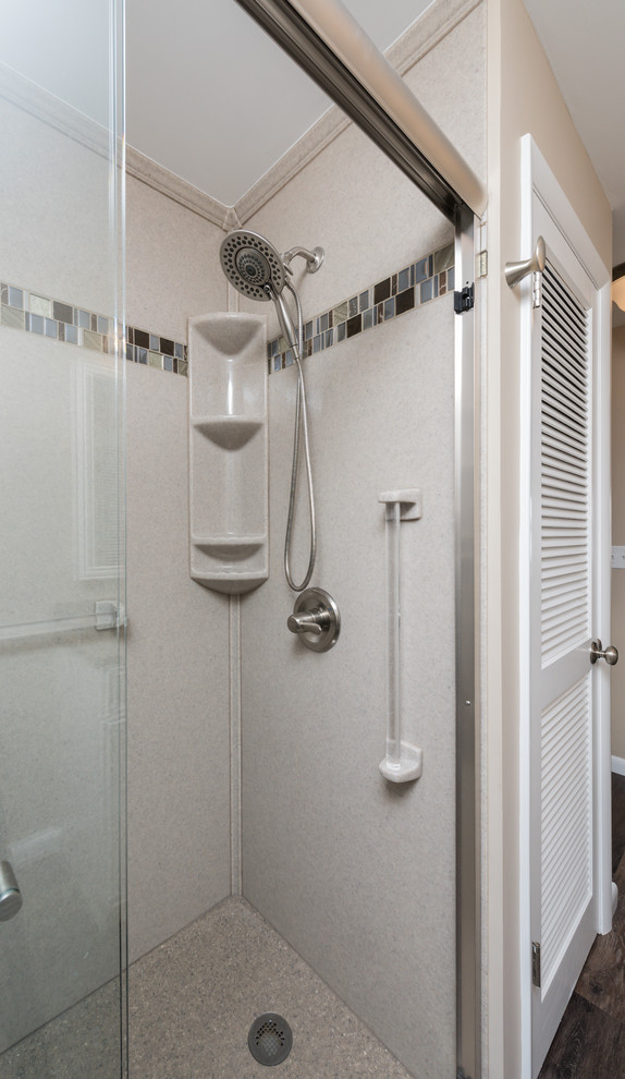 Idéer för mellanstora funkis badrum, med luckor med profilerade fronter, beige skåp, en dusch i en alkov, beige väggar, vinylgolv, ett integrerad handfat, bänkskiva i onyx, brunt golv och dusch med skjutdörr