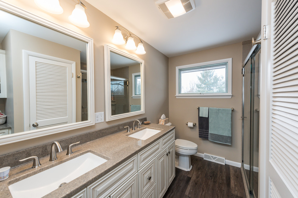 Foto på ett mellanstort funkis badrum, med luckor med profilerade fronter, beige skåp, en dusch i en alkov, beige väggar, vinylgolv, ett integrerad handfat, bänkskiva i onyx, brunt golv och dusch med skjutdörr