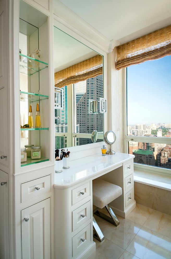 Cette photo montre une salle de bain chic avec un placard à porte affleurante, des portes de placard blanches, un sol beige et un plan de toilette blanc.