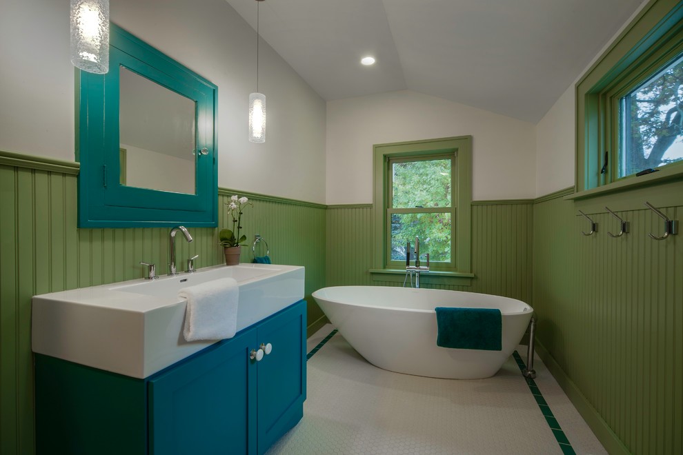 Foto de cuarto de baño tradicional renovado grande con armarios estilo shaker, puertas de armario azules, bañera exenta, paredes verdes, aseo y ducha y lavabo de seno grande