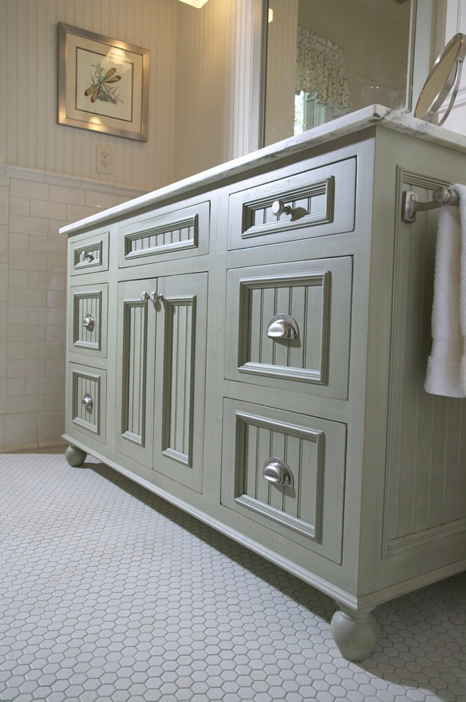 Esempio di una stanza da bagno padronale classica di medie dimensioni con ante a filo, ante verdi, pareti multicolore, pavimento in gres porcellanato e lavabo sottopiano