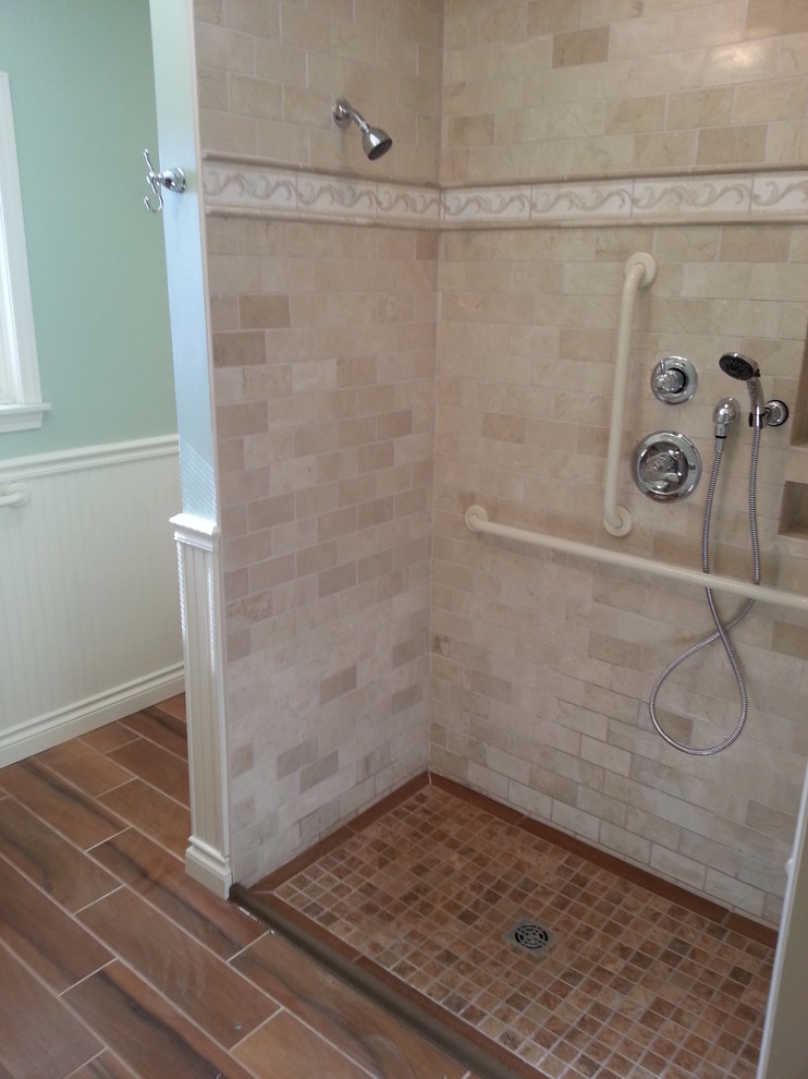 На фото: ванная комната среднего размера в стиле кантри с душем без бортиков, бежевой плиткой, плиткой под дерево, зелеными стенами и полом из керамогранита с