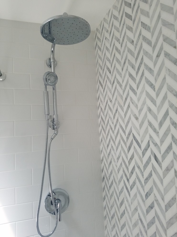 Inspiration för ett stort funkis badrum med dusch, med släta luckor, bruna skåp, ett hörnbadkar, en dusch/badkar-kombination, vita väggar, klinkergolv i porslin, ett avlångt handfat och grått golv