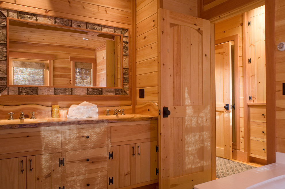 Foto de cuarto de baño principal rural grande con lavabo integrado, armarios con paneles lisos, puertas de armario de madera clara, encimera de madera y suelo de madera clara