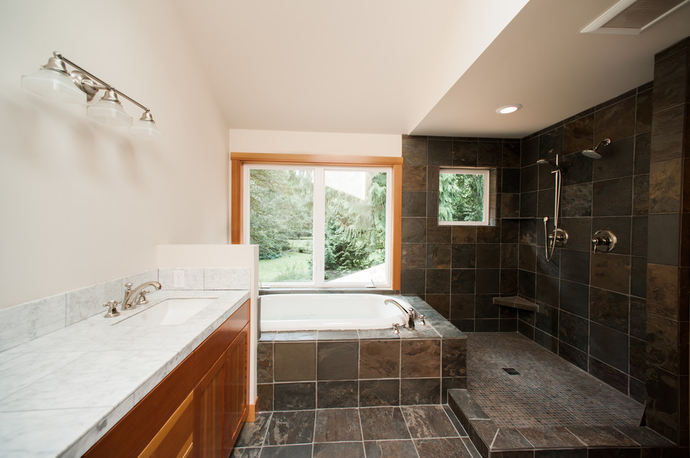 Esempio di una grande stanza da bagno padronale stile americano con vasca da incasso, doccia a filo pavimento, piastrelle nere, piastrelle in ardesia, pavimento in ardesia e lavabo sottopiano