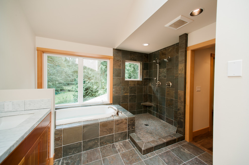 Großes Uriges Badezimmer En Suite mit Einbaubadewanne, bodengleicher Dusche, schwarzen Fliesen, Schieferfliesen, Schieferboden und Unterbauwaschbecken in Seattle