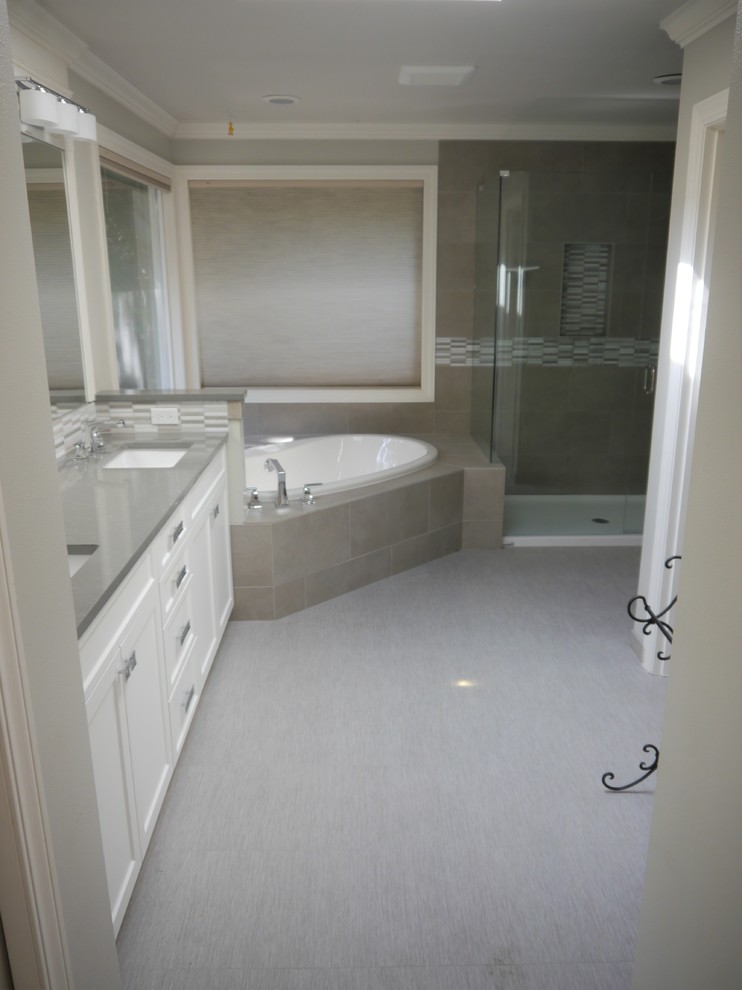 Inspiration för stora klassiska grått en-suite badrum, med skåp i shakerstil, vita skåp, ett platsbyggt badkar, grå kakel, porslinskakel, grå väggar, linoleumgolv, ett undermonterad handfat, bänkskiva i kvarts, grått golv och dusch med gångjärnsdörr