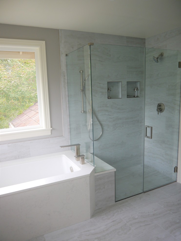 Exemple d'une salle de bain principale moderne de taille moyenne avec un placard à porte plane, des portes de placard grises, une baignoire encastrée, une douche à l'italienne, un carrelage blanc, des carreaux de porcelaine, un mur gris, un sol en carrelage de porcelaine, un lavabo encastré, un plan de toilette en quartz modifié, un sol blanc, une cabine de douche à porte battante et un plan de toilette blanc.