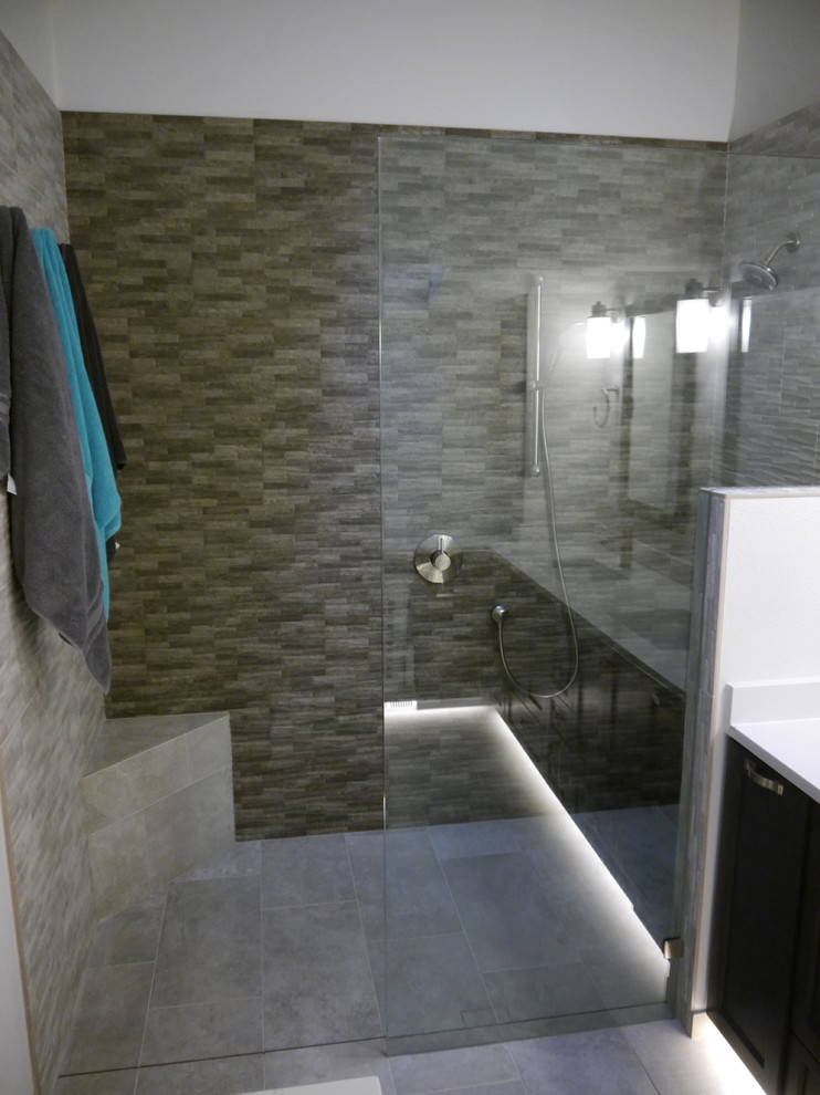 Foto på ett stort funkis vit en-suite badrum, med skåp i shakerstil, grå skåp, en kantlös dusch, grå kakel, porslinskakel, vita väggar, klinkergolv i porslin, ett undermonterad handfat, bänkskiva i akrylsten, grått golv och med dusch som är öppen