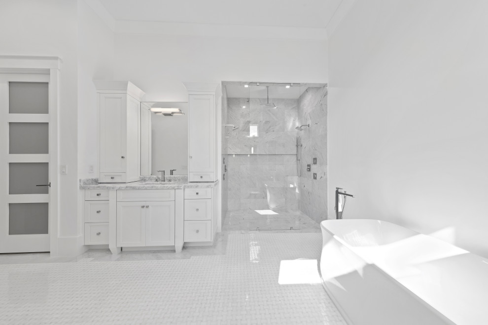 Idéer för ett mycket stort klassiskt en-suite badrum, med luckor med infälld panel, vita skåp, ett fristående badkar, en dusch i en alkov, vita väggar, klinkergolv i keramik, ett undermonterad handfat, vitt golv och med dusch som är öppen