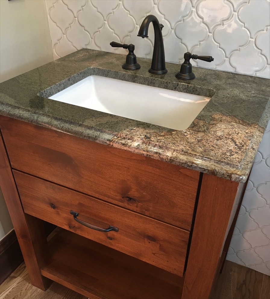 Kleines Uriges Duschbad mit flächenbündigen Schrankfronten, braunen Schränken, weißen Fliesen, Mosaikfliesen und Granit-Waschbecken/Waschtisch in Denver