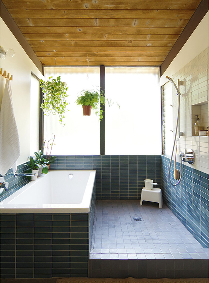 На фото: ванная комната в стиле неоклассика (современная классика) с накладной ванной, открытым душем, синей плиткой, белой плиткой, керамической плиткой и открытым душем