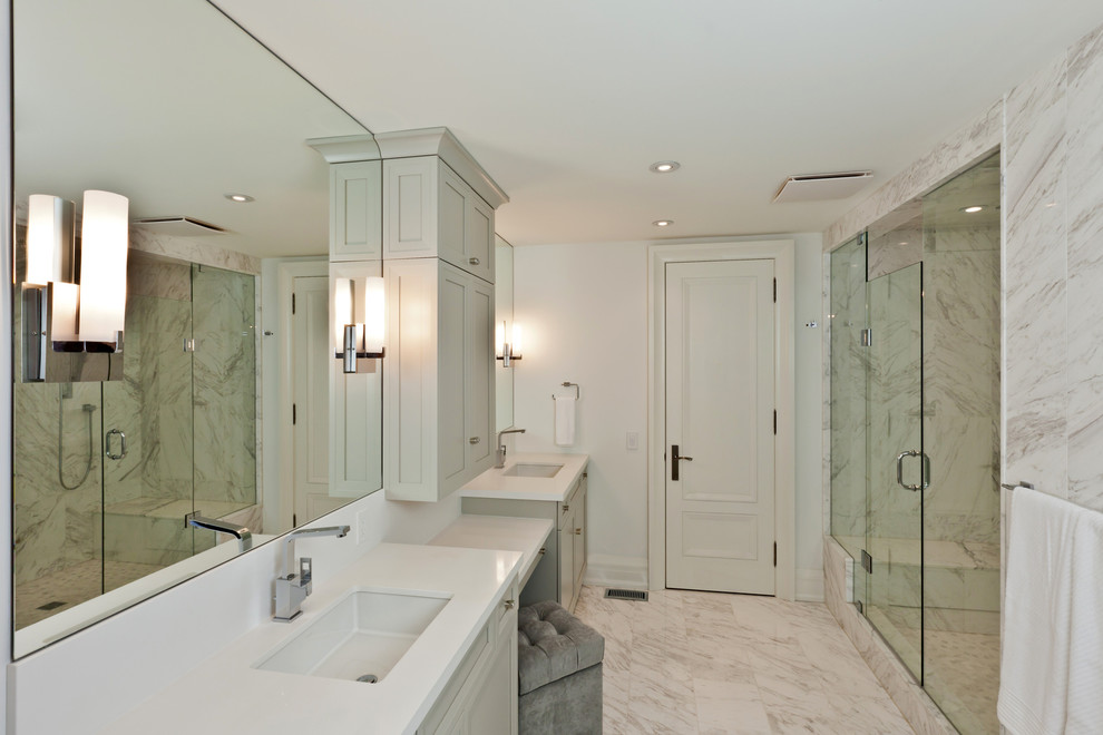 Exemple d'une douche en alcôve principale chic de taille moyenne avec un placard à porte shaker, des portes de placard blanches, une baignoire indépendante, WC séparés, un carrelage blanc, du carrelage en marbre, un mur blanc, un sol en marbre, un lavabo encastré et un plan de toilette en quartz modifié.