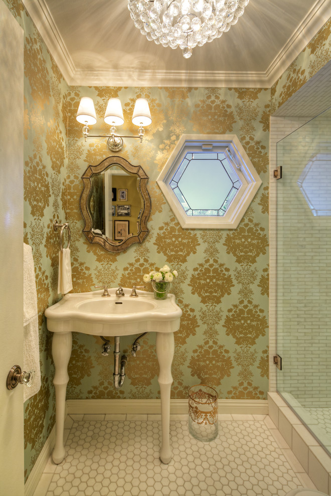 Idéer för vintage badrum, med ett konsol handfat, en dusch i en alkov och blå väggar