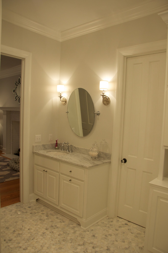 Стильный дизайн: главная ванная комната среднего размера в классическом стиле с врезной раковиной, фасадами с выступающей филенкой, белыми фасадами, мраморной столешницей, ванной на ножках, двойным душем, раздельным унитазом, белой плиткой, плиткой мозаикой, серыми стенами и мраморным полом - последний тренд