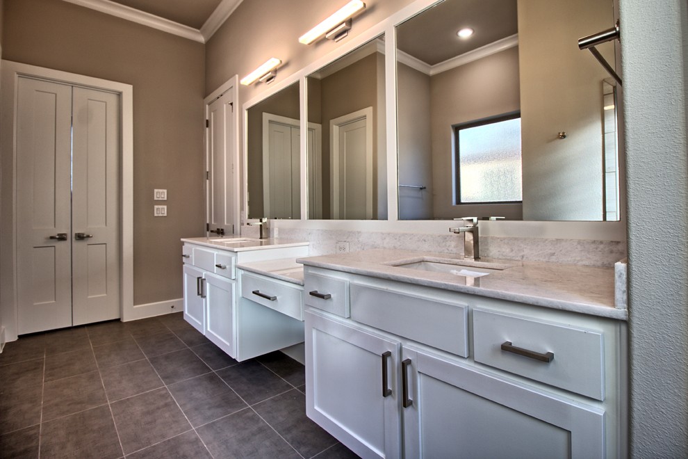 Inspiration för stora klassiska grått en-suite badrum, med skåp i shakerstil, vita skåp, bruna väggar, klinkergolv i porslin, ett undermonterad handfat, granitbänkskiva och brunt golv