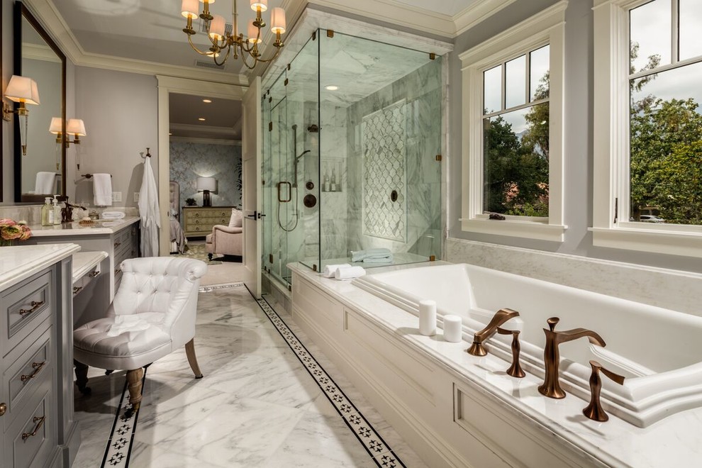 Идея дизайна: ванная комната в классическом стиле с душем с распашными дверями