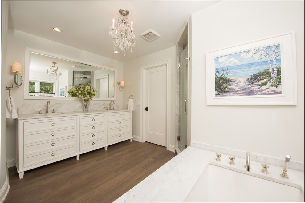 Inspiration för stora klassiska grått en-suite badrum, med vita skåp, bänkskiva i kvarts, brunt golv, skåp i shakerstil, ett platsbyggt badkar, grå väggar, mörkt trägolv och ett nedsänkt handfat