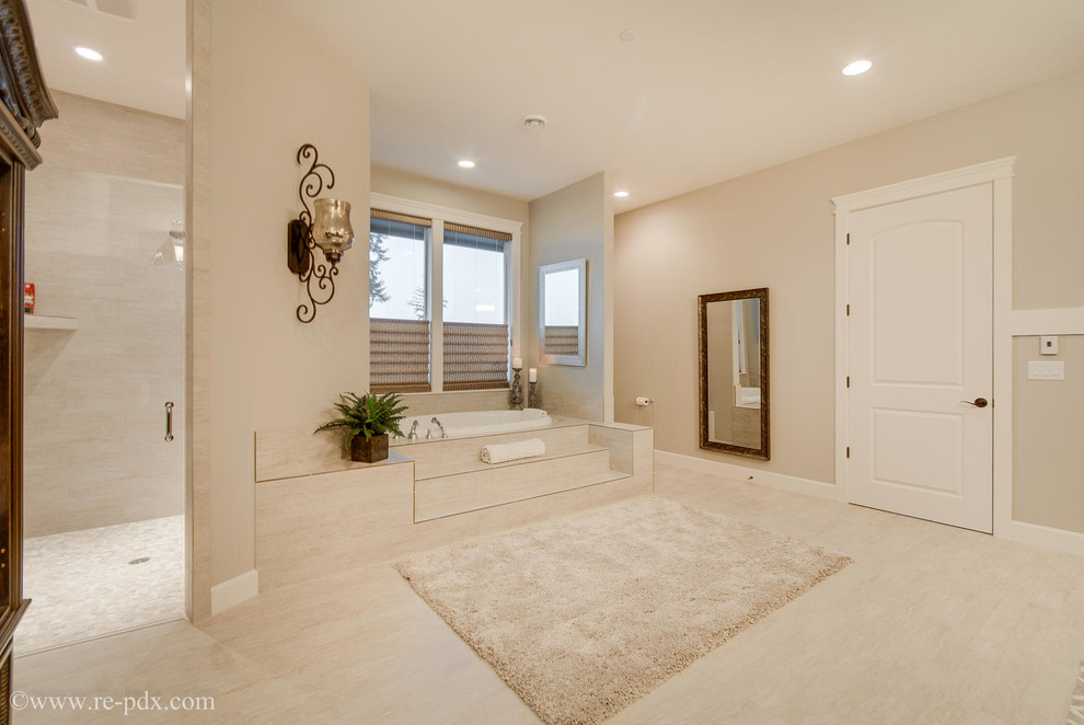 Foto di una grande stanza da bagno padronale stile americano con pareti beige, vasca ad alcova e doccia a filo pavimento