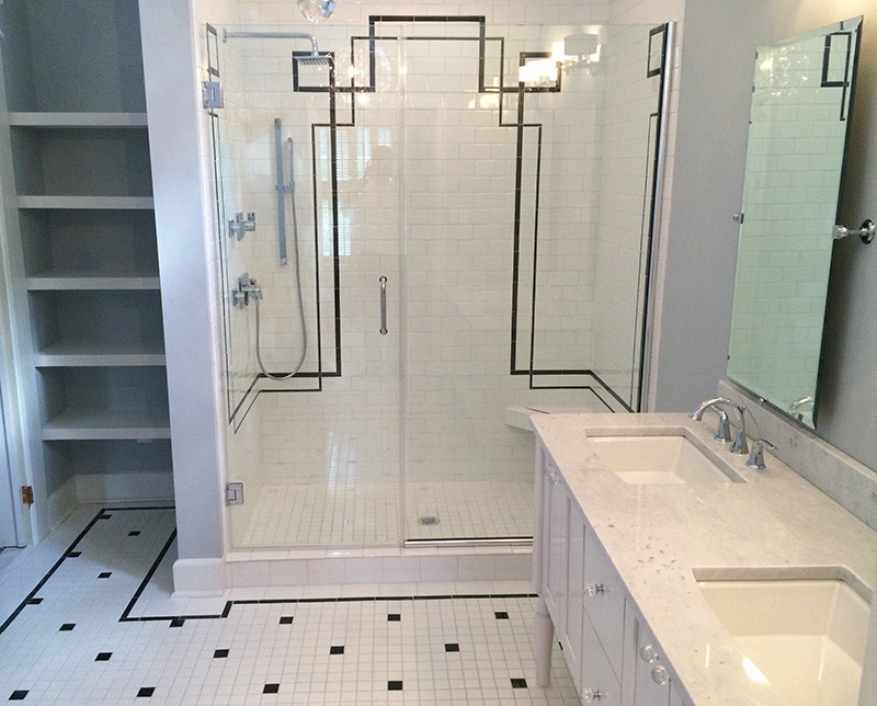 Aménagement d'une salle de bain classique avec un carrelage noir et blanc et des carreaux de béton.