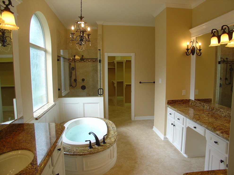 Idee per una grande stanza da bagno padronale classica con ante bianche, vasca freestanding, doccia ad angolo, pareti beige e pavimento in pietra calcarea