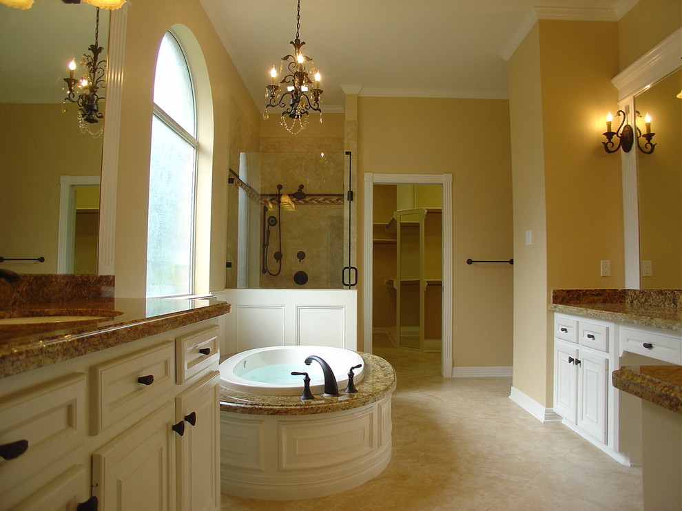 Bild på ett stort vintage en-suite badrum, med vita skåp, granitbänkskiva, ett fristående badkar, en hörndusch, beige väggar och kalkstensgolv