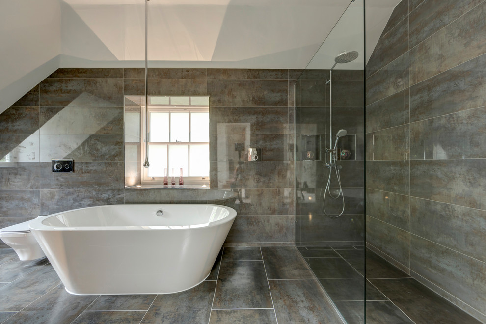 Aménagement d'une salle de bain contemporaine de taille moyenne avec une douche ouverte, un mur gris, sol en stratifié et un sol gris.