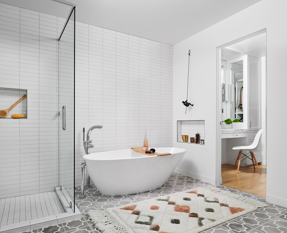 На фото: главная ванная комната среднего размера в современном стиле с плоскими фасадами, серыми фасадами, отдельно стоящей ванной, угловым душем, унитазом-моноблоком, белой плиткой, плиткой кабанчик, белыми стенами, полом из цементной плитки, врезной раковиной, мраморной столешницей, серым полом, душем с распашными дверями и белой столешницей с
