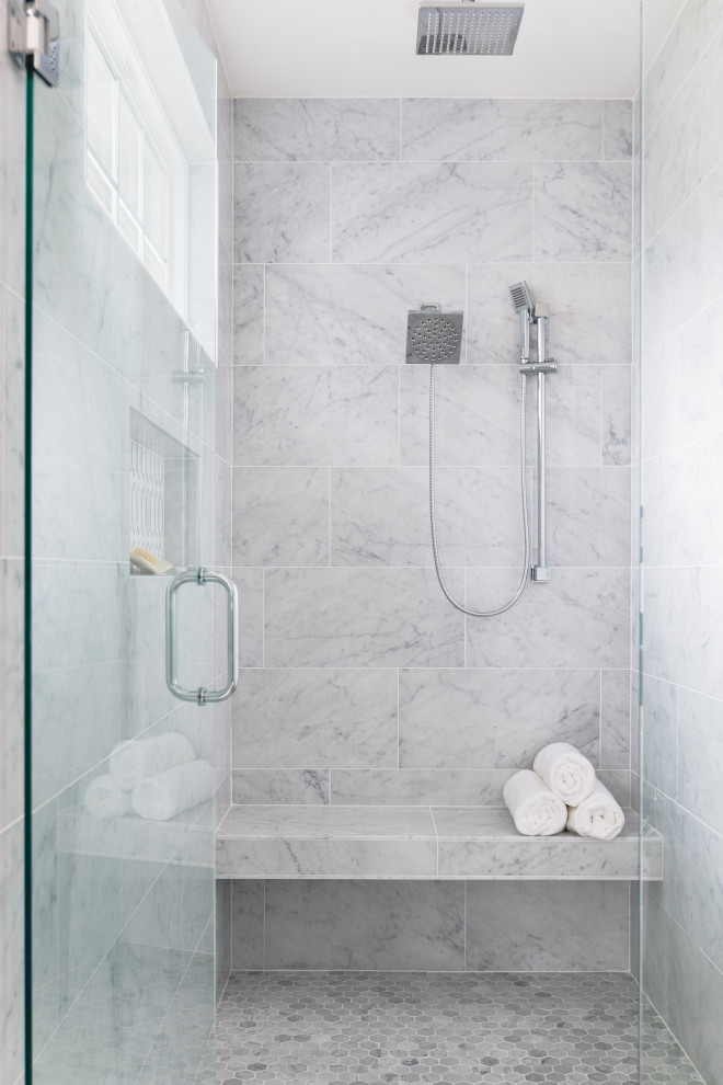 Idéer för mellanstora amerikanska grått en-suite badrum, med skåp i shakerstil, vita skåp, ett fristående badkar, våtrum, en toalettstol med separat cisternkåpa, grå kakel, marmorkakel, vita väggar, marmorgolv, ett undermonterad handfat, marmorbänkskiva, grått golv och dusch med gångjärnsdörr