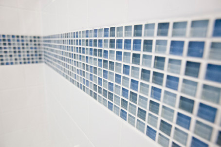 Источник вдохновения для домашнего уюта: ванная комната среднего размера в классическом стиле с душем над ванной, белой плиткой и керамической плиткой