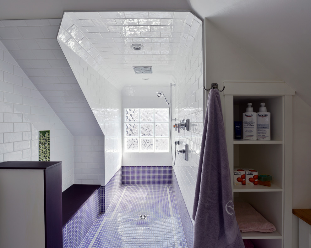 Réalisation d'une salle de bain principale avec une douche ouverte, un carrelage multicolore et un carrelage métro.