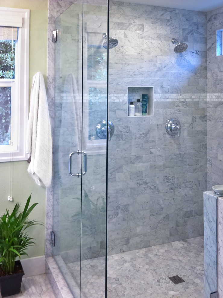 Idéer för att renovera ett amerikanskt en-suite badrum, med vita skåp, granitbänkskiva, en dubbeldusch, grå kakel, stenkakel, ett undermonterad handfat, möbel-liknande, gröna väggar och marmorgolv