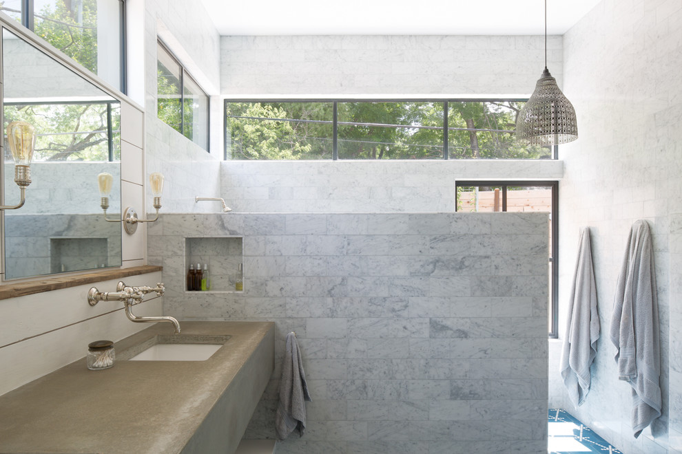 Idéer för ett mellanstort modernt en-suite badrum, med vita skåp, grå kakel, vita väggar, cementgolv, ett integrerad handfat, bänkskiva i betong och blått golv