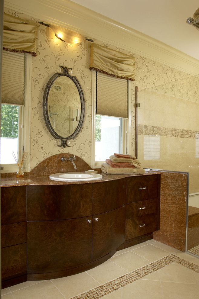 Foto på ett stort vintage badrum, med ett nedsänkt handfat, släta luckor, skåp i mörkt trä, beige kakel, granitbänkskiva, ett undermonterat badkar, en dusch/badkar-kombination och porslinskakel