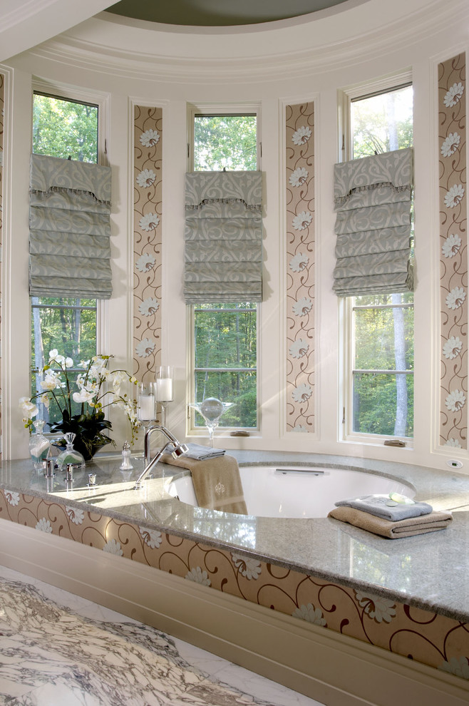 Свежая идея для дизайна: большая главная ванная комната в стиле фьюжн с полновстраиваемой ванной, серой плиткой, столешницей из гранита, плиткой из листового камня и мраморным полом - отличное фото интерьера