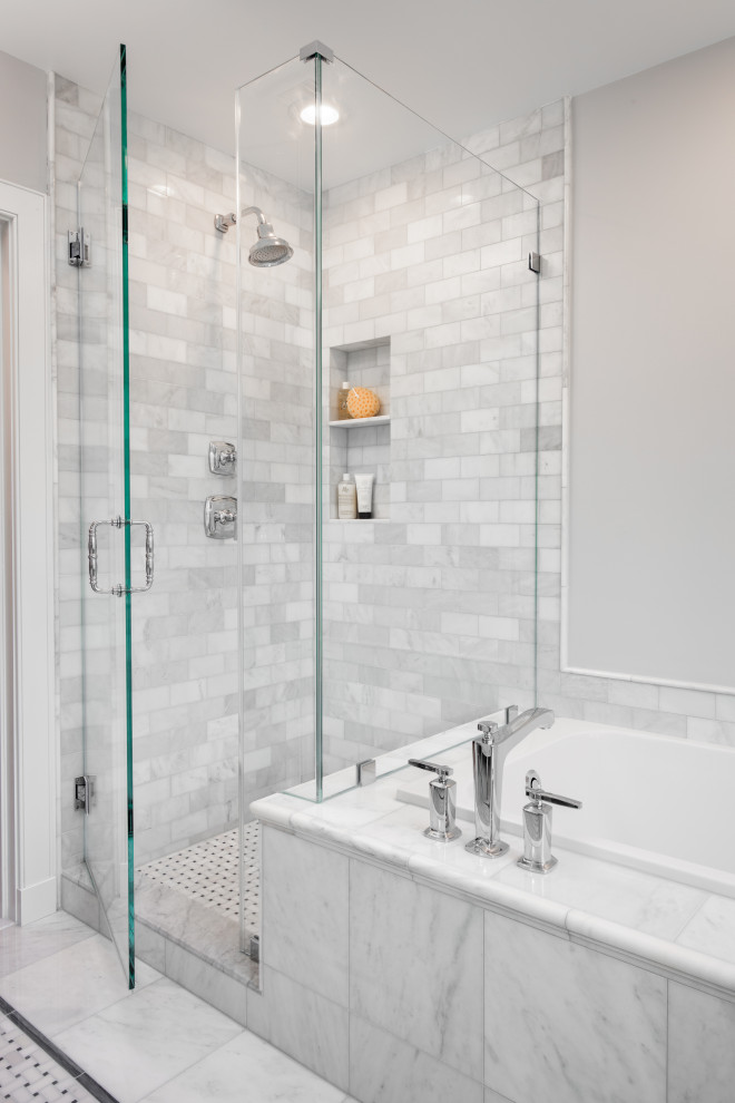 Idéer för ett stort klassiskt vit en-suite badrum, med luckor med infälld panel, vita skåp, ett platsbyggt badkar, en hörndusch, en toalettstol med separat cisternkåpa, grå kakel, marmorkakel, grå väggar, marmorgolv, ett undermonterad handfat, marmorbänkskiva, grått golv och dusch med gångjärnsdörr
