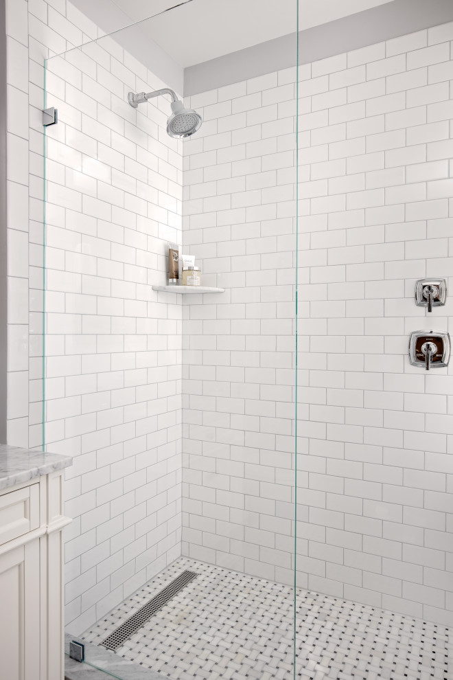 Foto på ett litet grå badrum med dusch, med skåp i shakerstil, vita skåp, en dusch i en alkov, en toalettstol med separat cisternkåpa, vit kakel, keramikplattor, grå väggar, marmorgolv, ett undermonterad handfat, marmorbänkskiva, grått golv och med dusch som är öppen