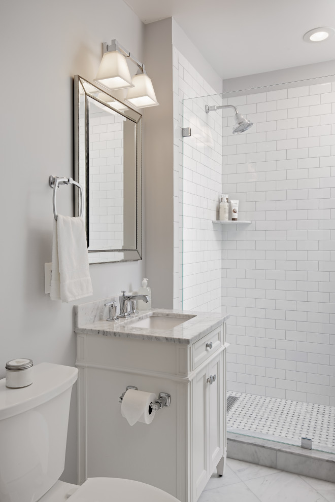 Exempel på ett litet grå grått badrum med dusch, med skåp i shakerstil, vita skåp, en dusch i en alkov, en toalettstol med separat cisternkåpa, vit kakel, keramikplattor, grå väggar, marmorgolv, ett undermonterad handfat, marmorbänkskiva, grått golv och med dusch som är öppen