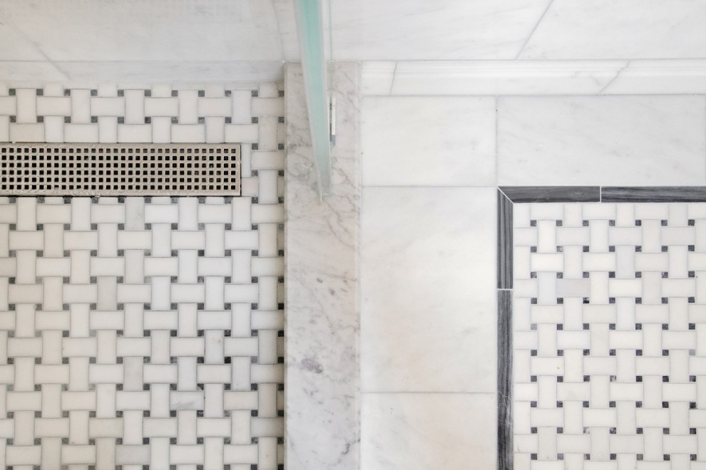 Foto på ett stort vintage grå en-suite badrum, med möbel-liknande, vita skåp, en dusch i en alkov, en toalettstol med separat cisternkåpa, grå kakel, marmorkakel, grå väggar, marmorgolv, ett undermonterad handfat, marmorbänkskiva, grått golv och dusch med gångjärnsdörr