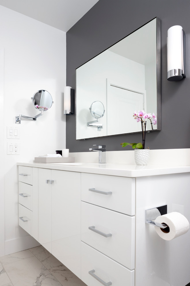 Inspiration för ett mellanstort funkis badrum, med vita skåp, ett badkar i en alkov, en dusch/badkar-kombination, en toalettstol med separat cisternkåpa, vit kakel, porslinskakel, grå väggar, marmorgolv, ett undermonterad handfat och bänkskiva i kvarts