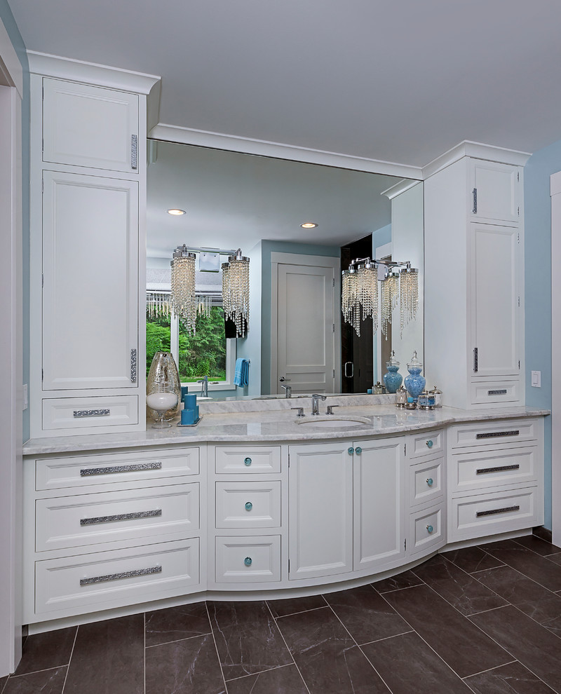 Diseño de cuarto de baño contemporáneo grande con armarios con paneles empotrados, puertas de armario blancas, encimera de mármol, baldosas y/o azulejos marrones, baldosas y/o azulejos de piedra, paredes azules, suelo de pizarra y lavabo bajoencimera