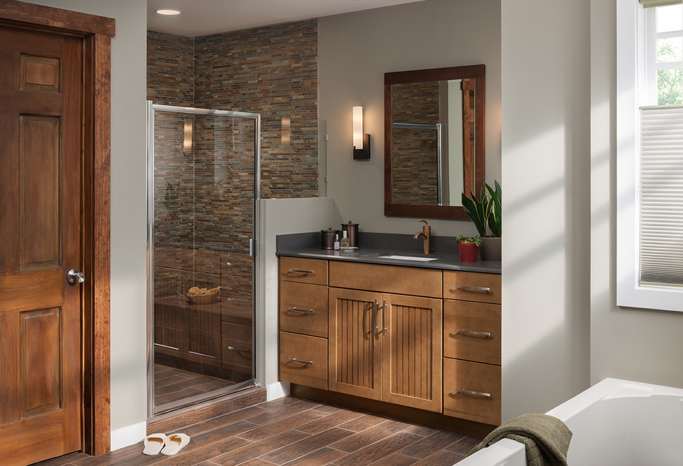 Foto di una stanza da bagno tradizionale con lavabo sottopiano, ante lisce, ante in legno scuro, doccia alcova, piastrelle multicolore e piastrelle a listelli