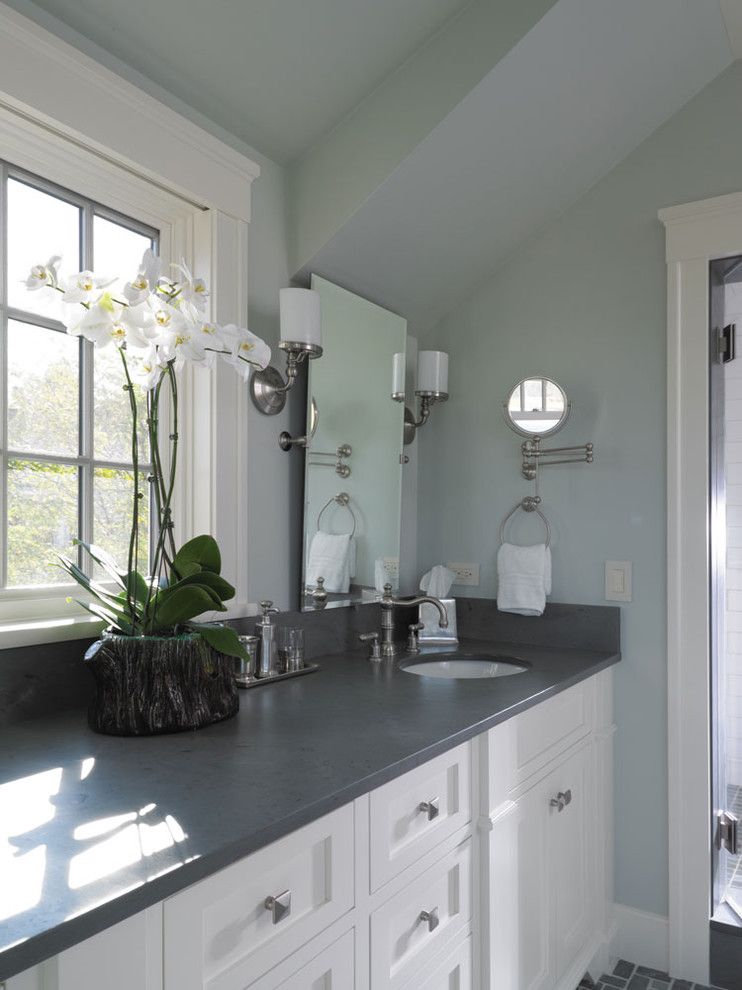 Imagen de cuarto de baño principal tradicional de tamaño medio con armarios con paneles empotrados, puertas de armario blancas, suelo de baldosas de cerámica y lavabo bajoencimera