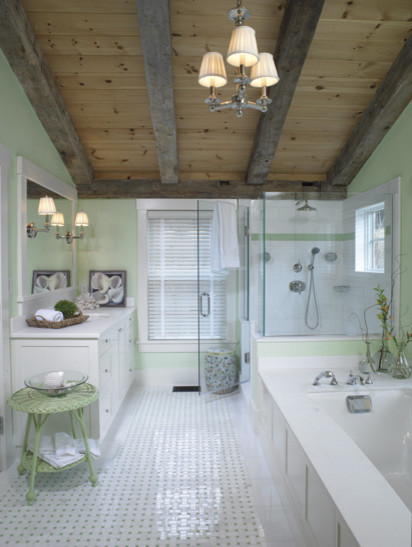 На фото: главная ванная комната среднего размера в современном стиле с фасадами с утопленной филенкой, белыми фасадами, полновстраиваемой ванной, угловым душем, зелеными стенами, полом из керамической плитки, врезной раковиной и мраморной столешницей с