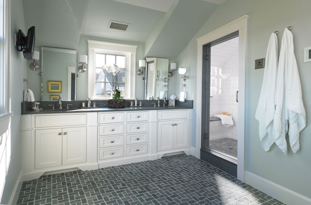 Diseño de cuarto de baño principal tradicional de tamaño medio con ducha empotrada, armarios con paneles empotrados, puertas de armario blancas, suelo de pizarra, lavabo bajoencimera, encimera de granito y baldosas y/o azulejos grises