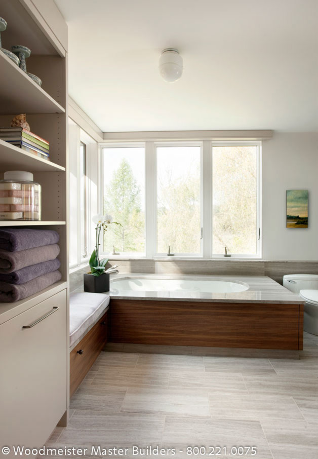 Inspiration för mellanstora klassiska en-suite badrum, med möbel-liknande, skåp i mellenmörkt trä, ljust trägolv, ett undermonterad handfat och marmorbänkskiva
